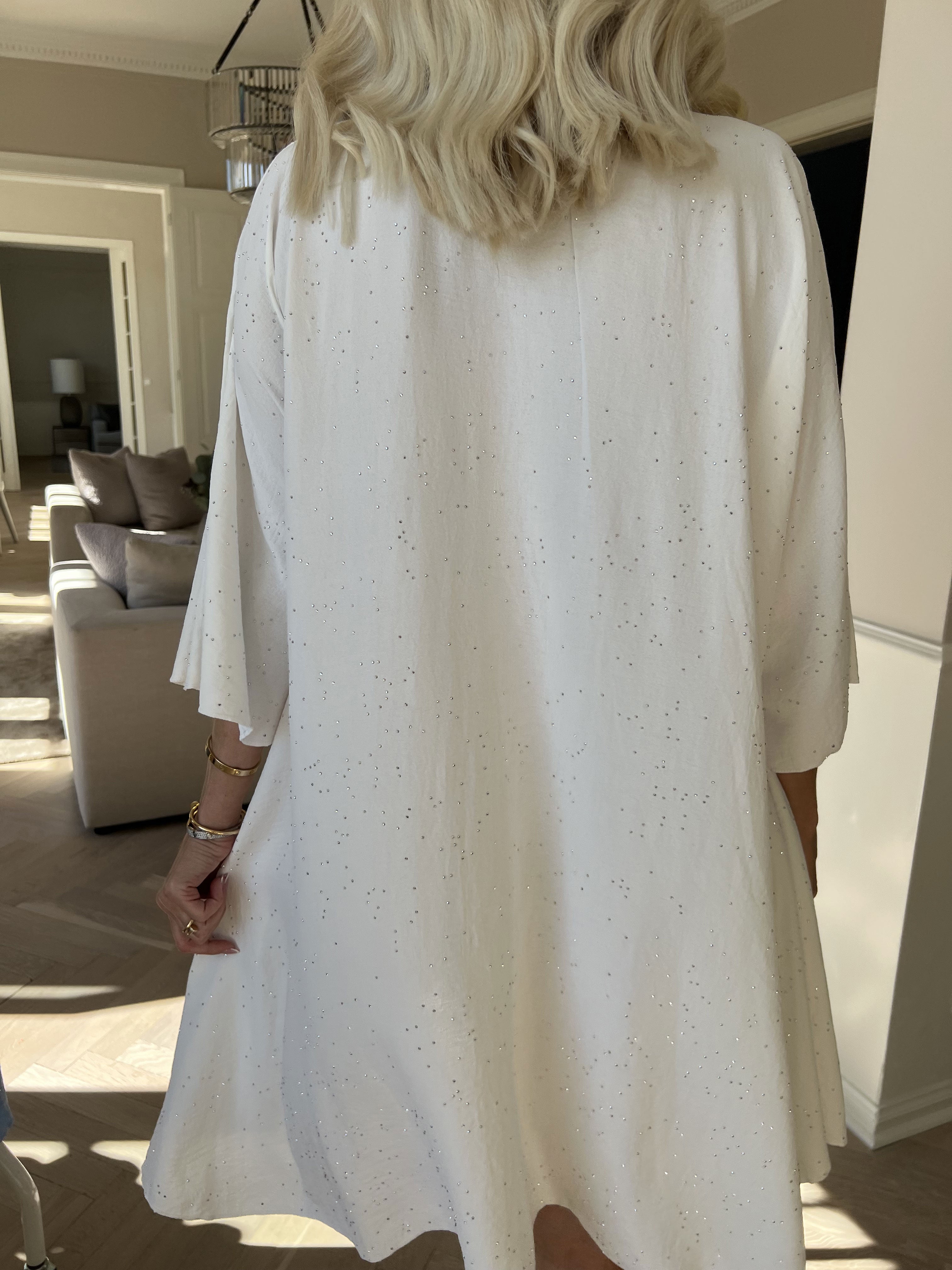 Johanne - Fin enfärgad klänning utsmyckad med fuskpäls